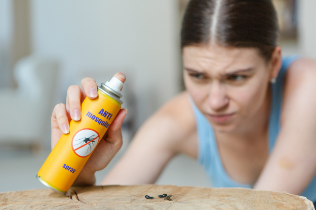 害虫駆除をしている女性