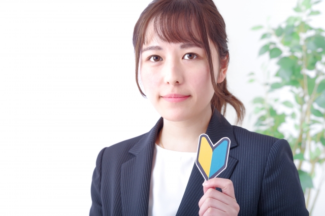 初心者マークを持つ女性